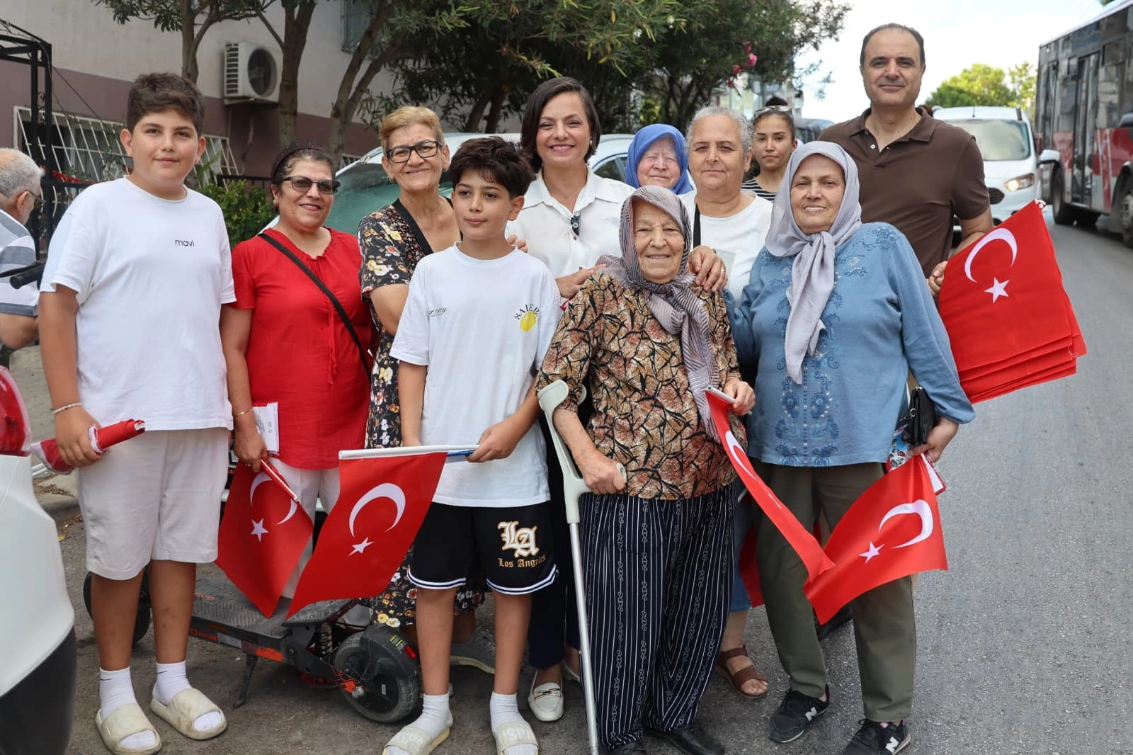 Karabağlar 30 Ağustos'ta Türk bayraklarıyla donatıldı