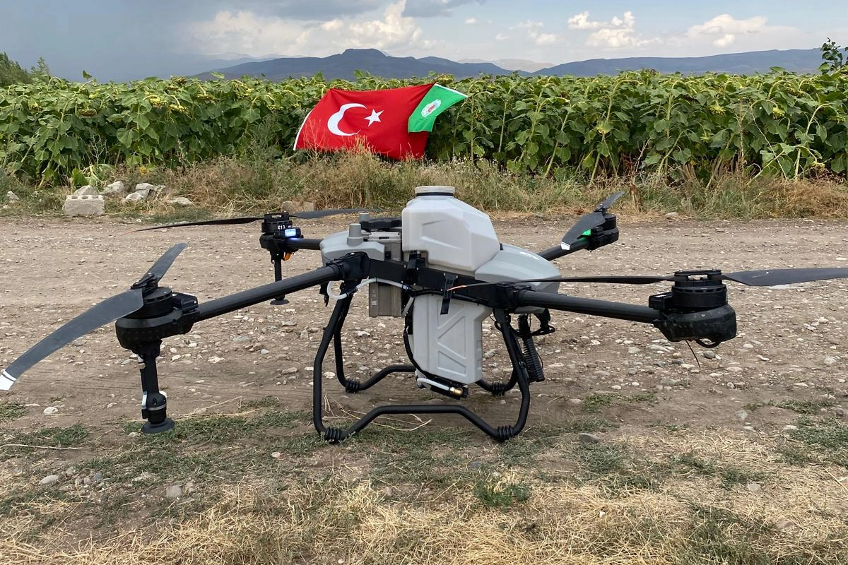 Ağrı’da tarımsal ilaçlamada teknoloji dönemi... Zirai drone sahaya indi