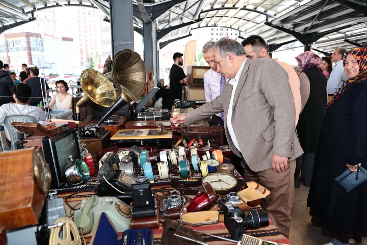 Talas'ta Antika Pazarı yarın açılıyor: Binlerce hazine