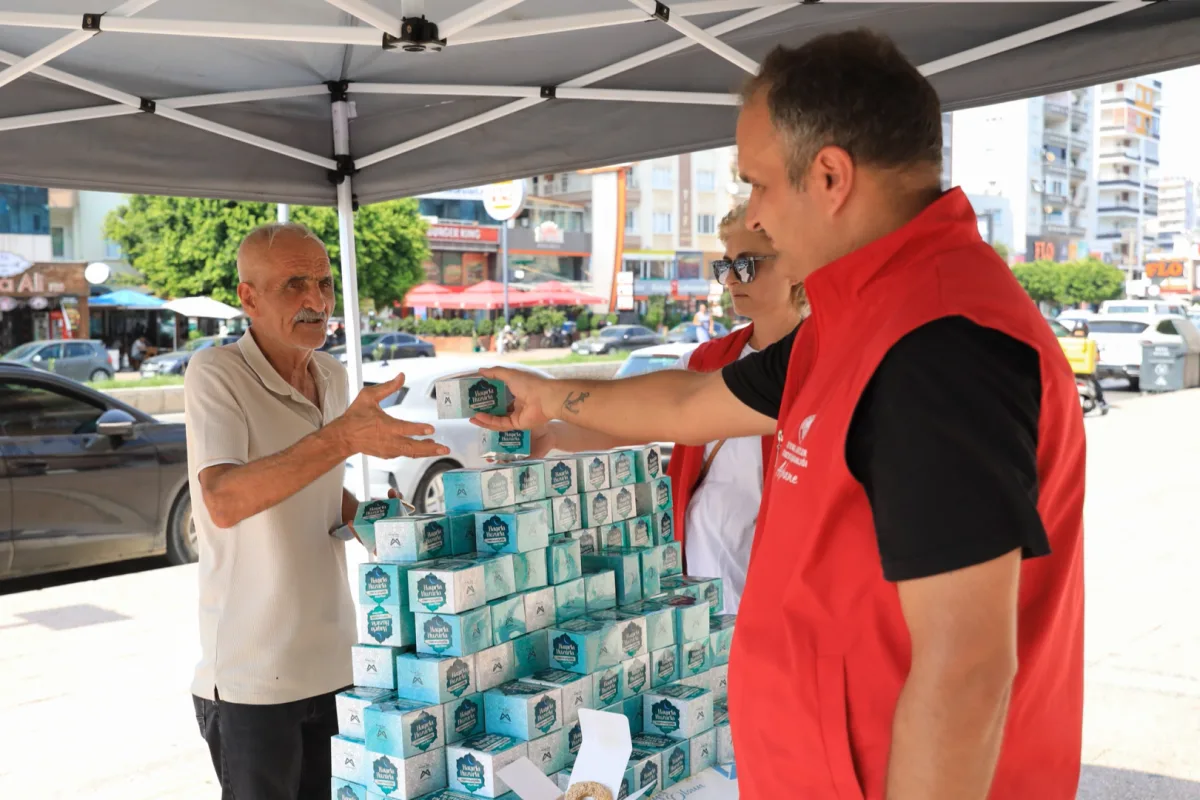 Mersin'de Mevlit Kandili: 15 Bin Simit Dağıtıldı
