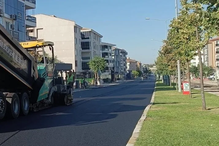 Savaştepe Caddesi 6 bin ton asfaltla yenilendi