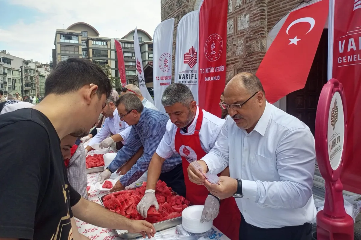 Bursa Emir Sultan Külliyesi'nde cuma karpuzu ikramı