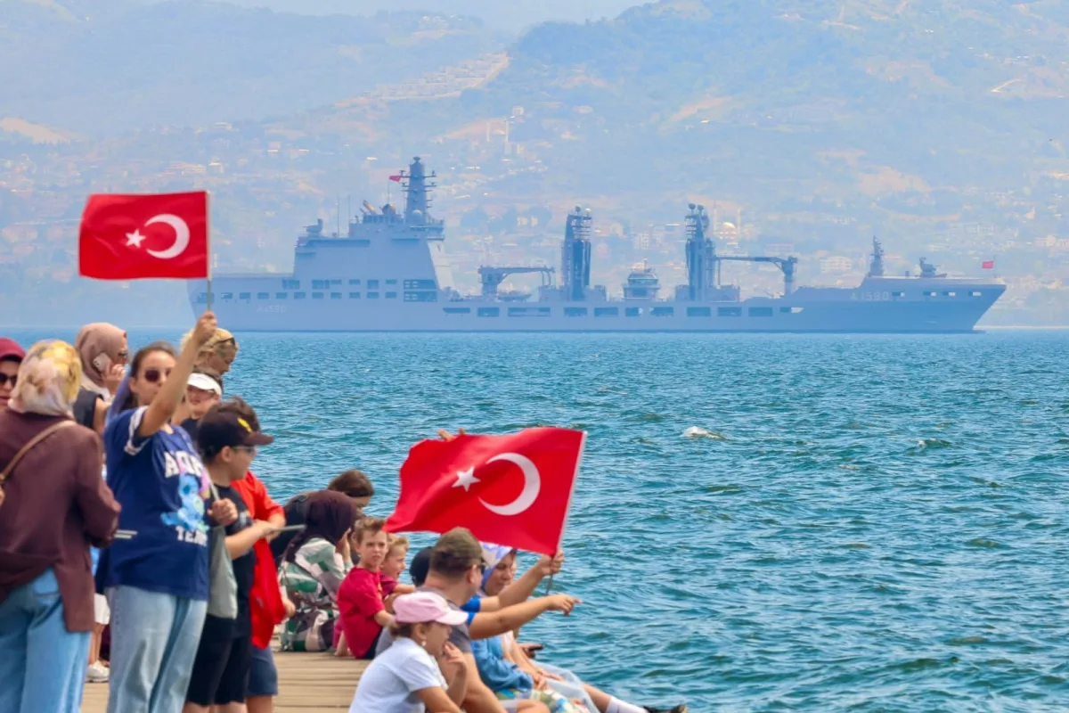 TCG Anadolu liderliğinde İzmit Körfezi'nde tarihi deniz geçişi