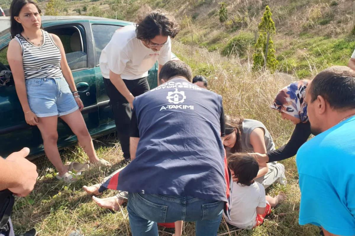 Kocaeli'de takla atan araçta anne ve 3 çocuk: A Takımı kurtardı