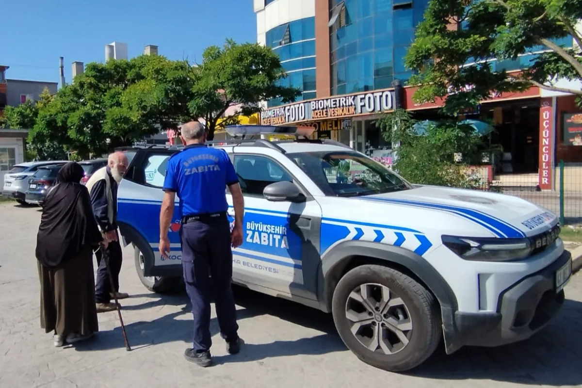 Yolunu kaybeden gurbetçi çifte, zabıta otosuyla ulaştı