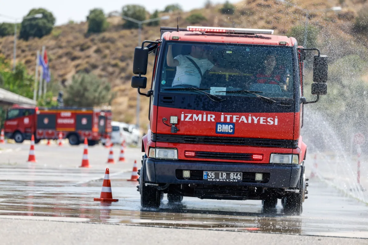İzmir'de itfaiye şoförlerine zorlu güvenli sürüş eğitimi