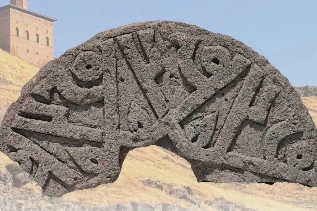 Ani’de Selçuklu taşı: Hz. Muhammed ismi 6 kez