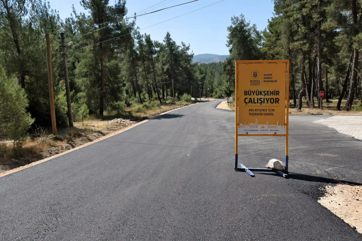 Orhaneli'de 1.5 km yol yenilendi: 2 bin ton asfalt