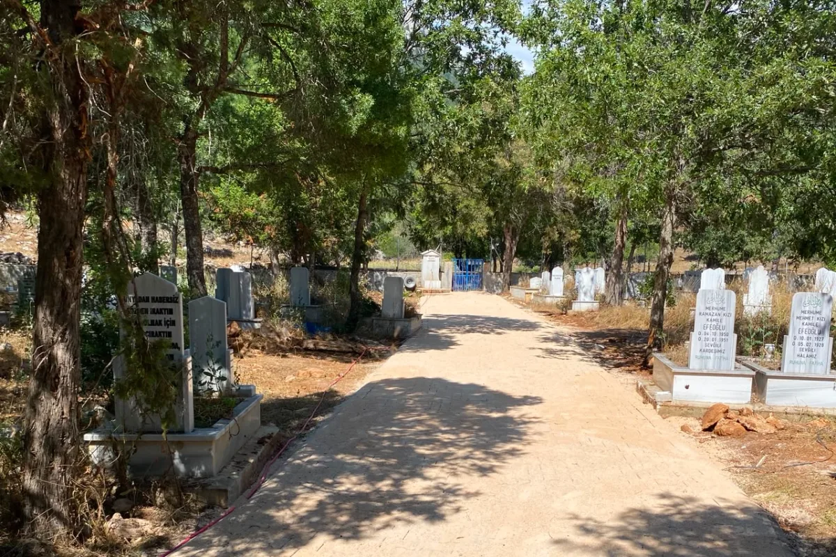 Akseki mezarlıkları çit ve kilit taşı ile yenilendi