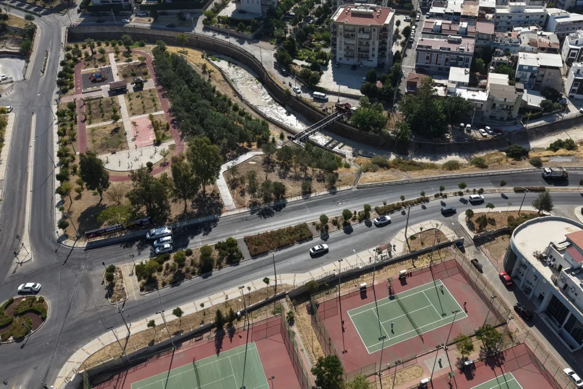 Karşıyaka'da yaya köprüsü hizmete girdi