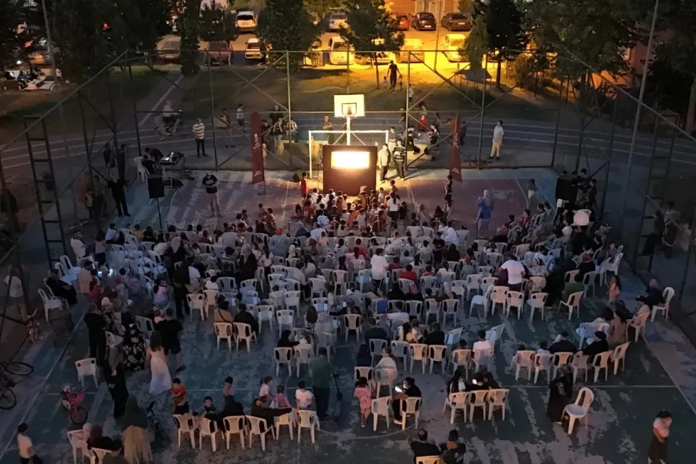 İnegöl'de "Karagöz'ün Salıncağı" ilk gösterimde dolu