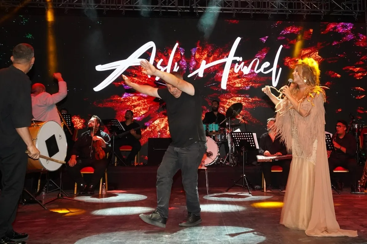 Aslı Hünel 64. Bursa Festivali'nde sahnede