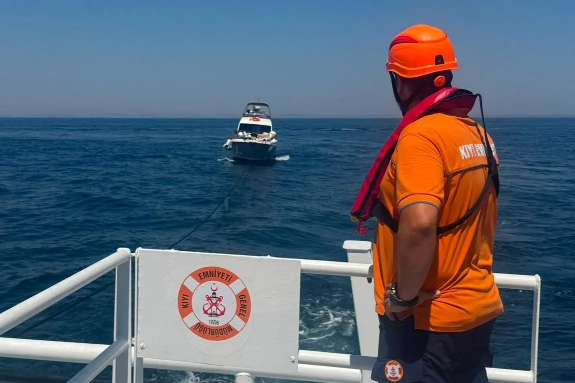 Marmara Adası'nda arızalanan tekne kurtarıldı