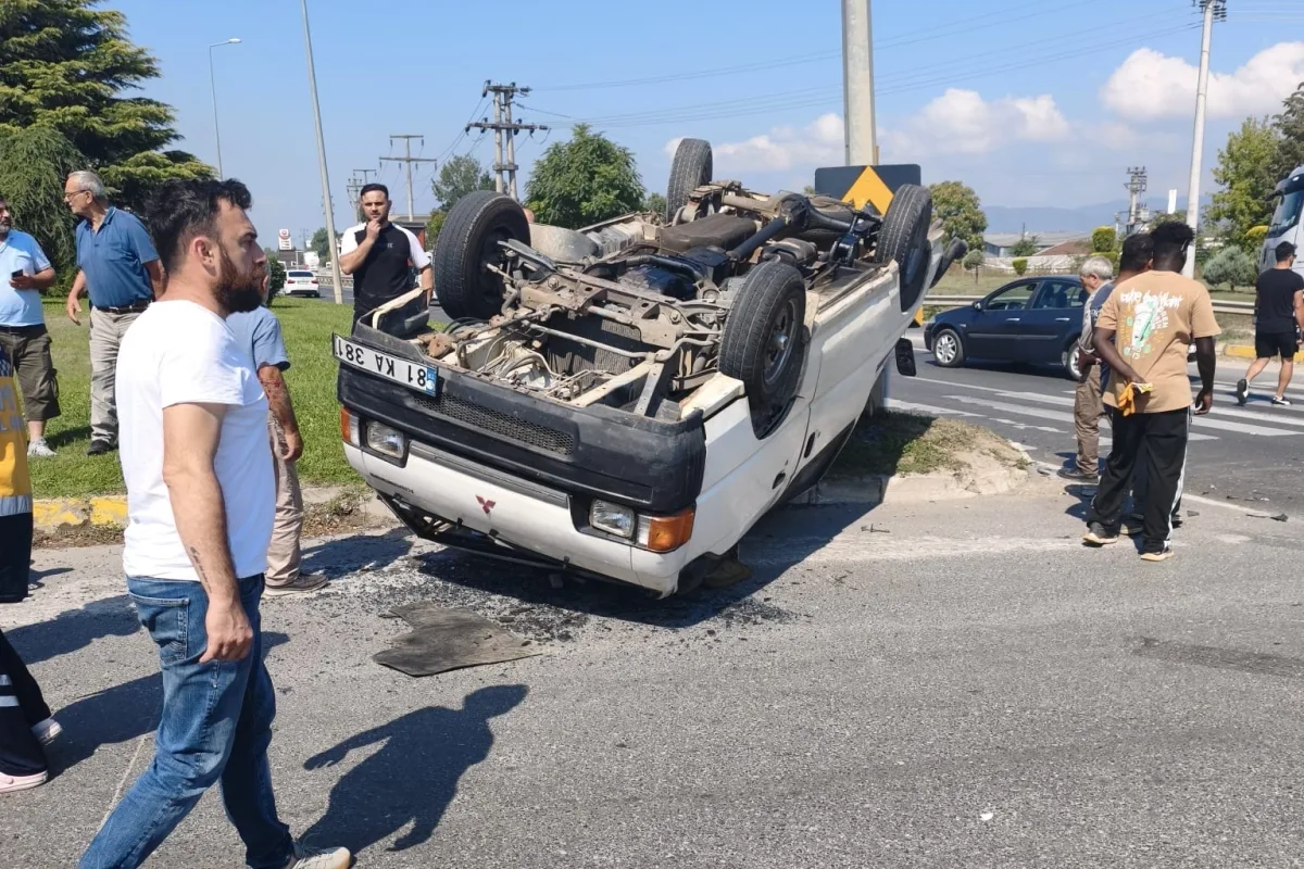Düzce D-100 Hal Kavşağı'nda kaza: 2 yaralı