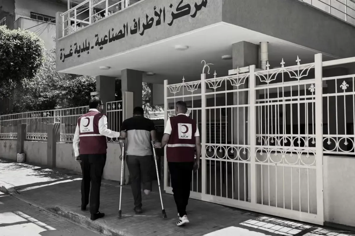 Kızılay Gazze'de ampütelere protez takıyor