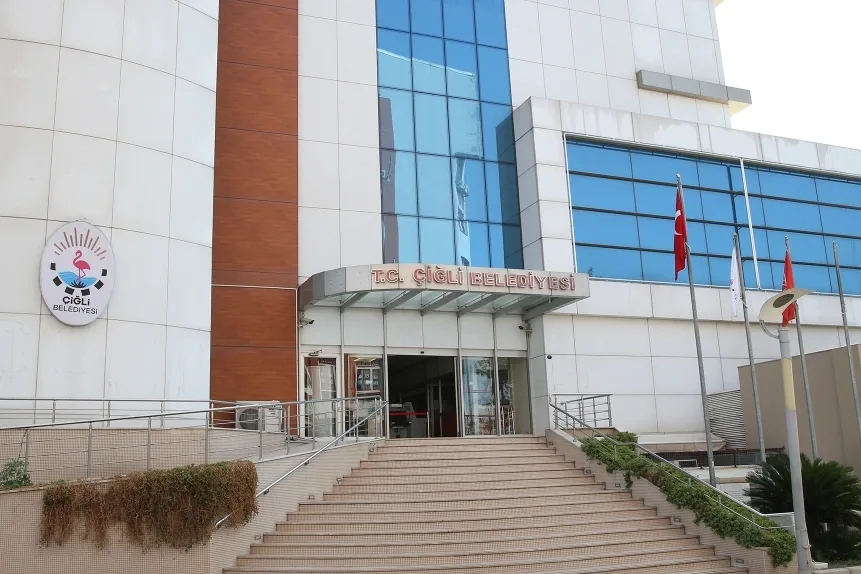Çiğli Belediye Başkanı aracına silahlı saldırı, şüpheli yakalandı