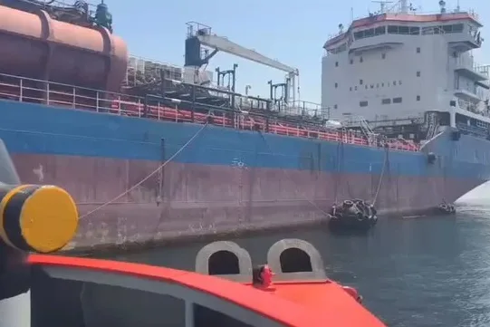 Yalova'da makine arızalı tanker römorkörle çekildi