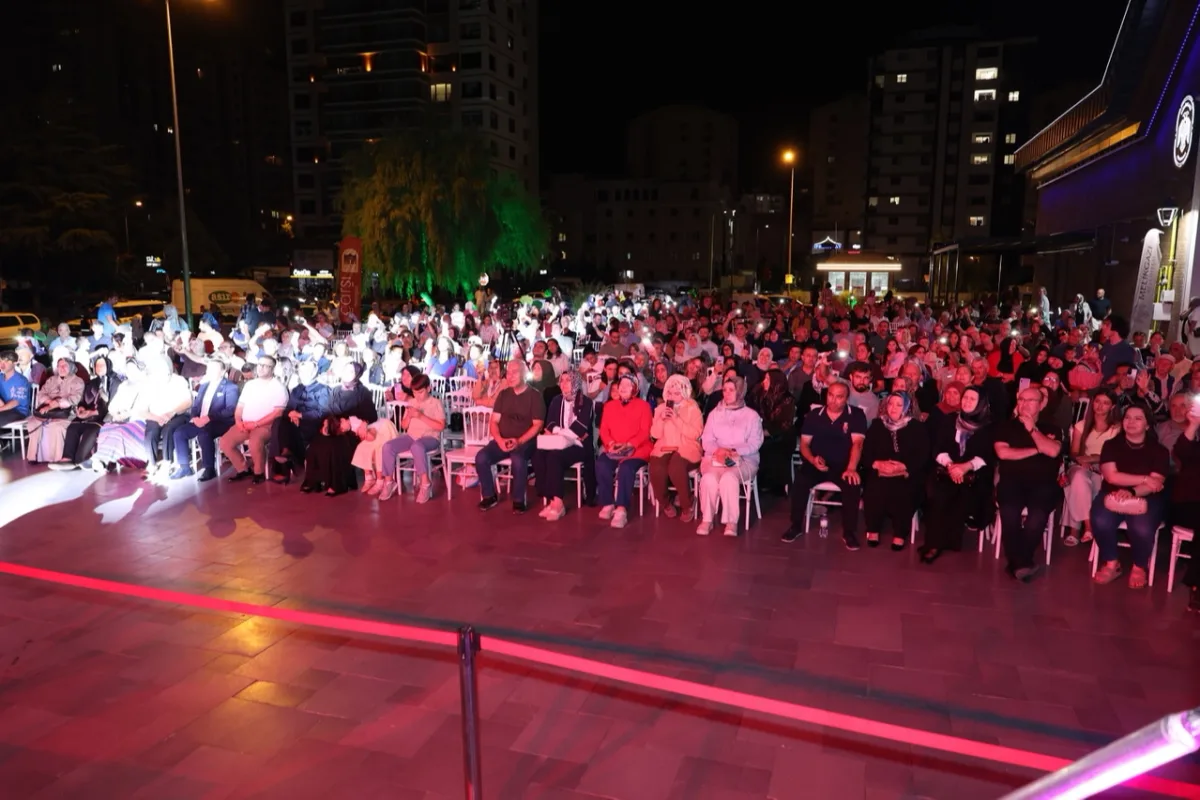 Necip Karakaya Çarşı Melikgazi'de nostalji konseri verdi