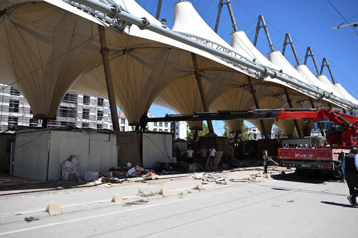 Deprem izleri siliniyor: Malatya'da konteynerler kaldırılıyor