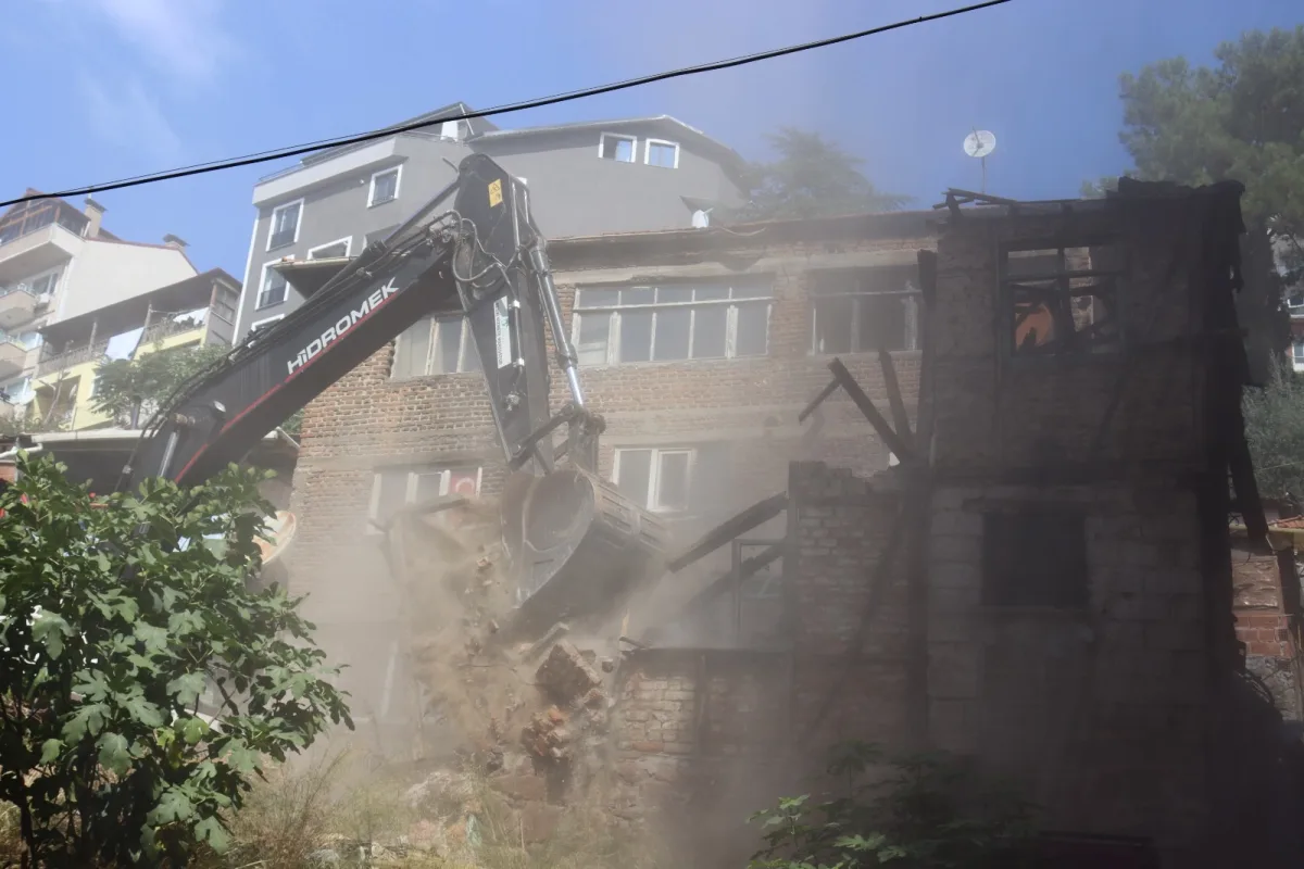 İzmit'te tehlikeli metruk bina yıkıldı