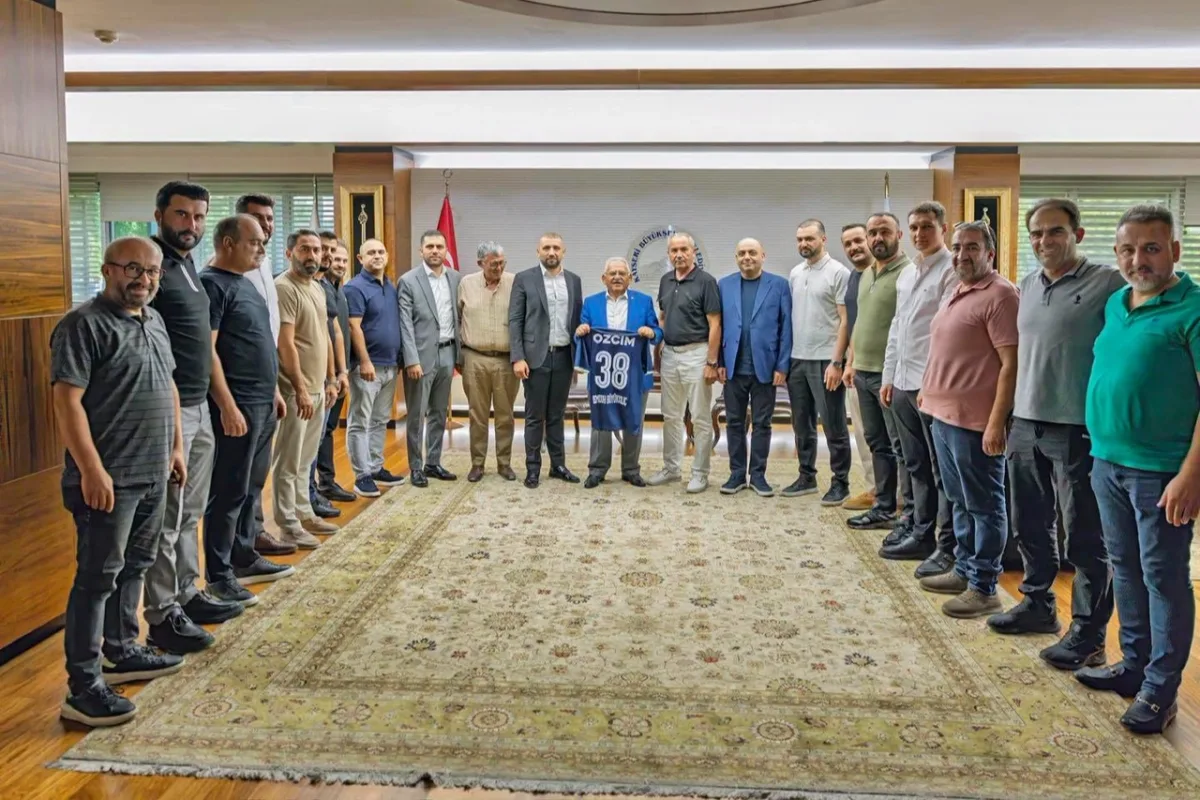 Erciyes 38 FK yeni yönetimi Büyükşehir Başkanı'nı ziyaret etti