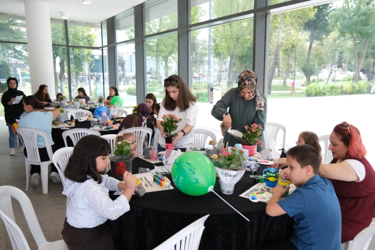 İnegöl'de Atık Plastikler Çiçek Saksısı Oldu