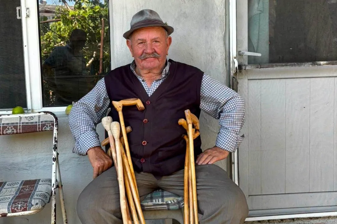 86 yaşında 45 yıldır baston yapan "Fötrlü İsmet Ağa"