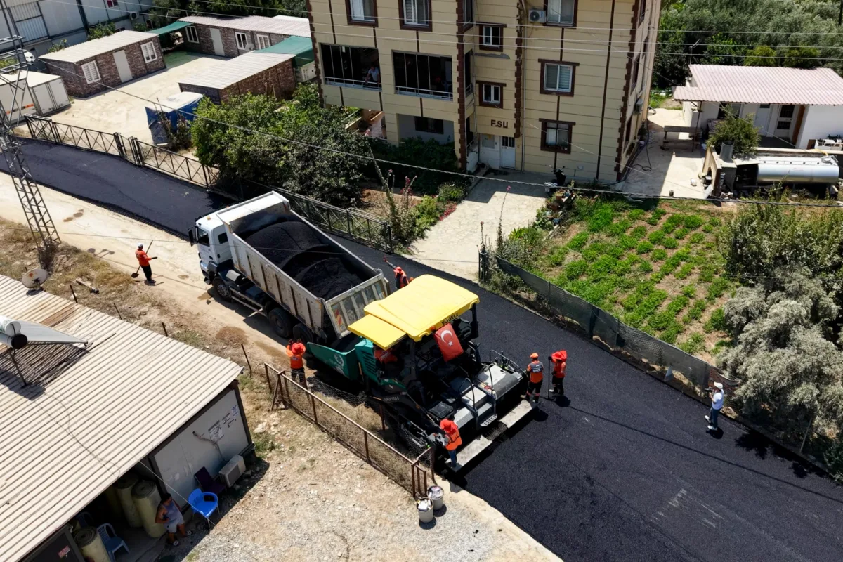 Büyükeceli'de yol sorunu çözüldü: 2 bin ton asfalt