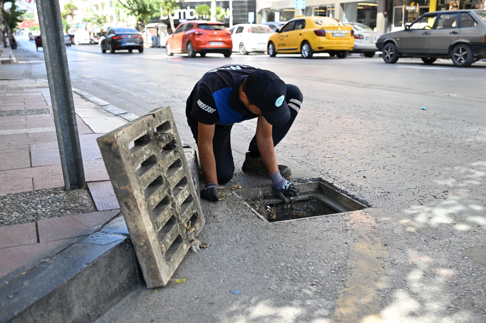 Manisa'da yağışlar öncesi ızgara temizliklerini hızlandırdı