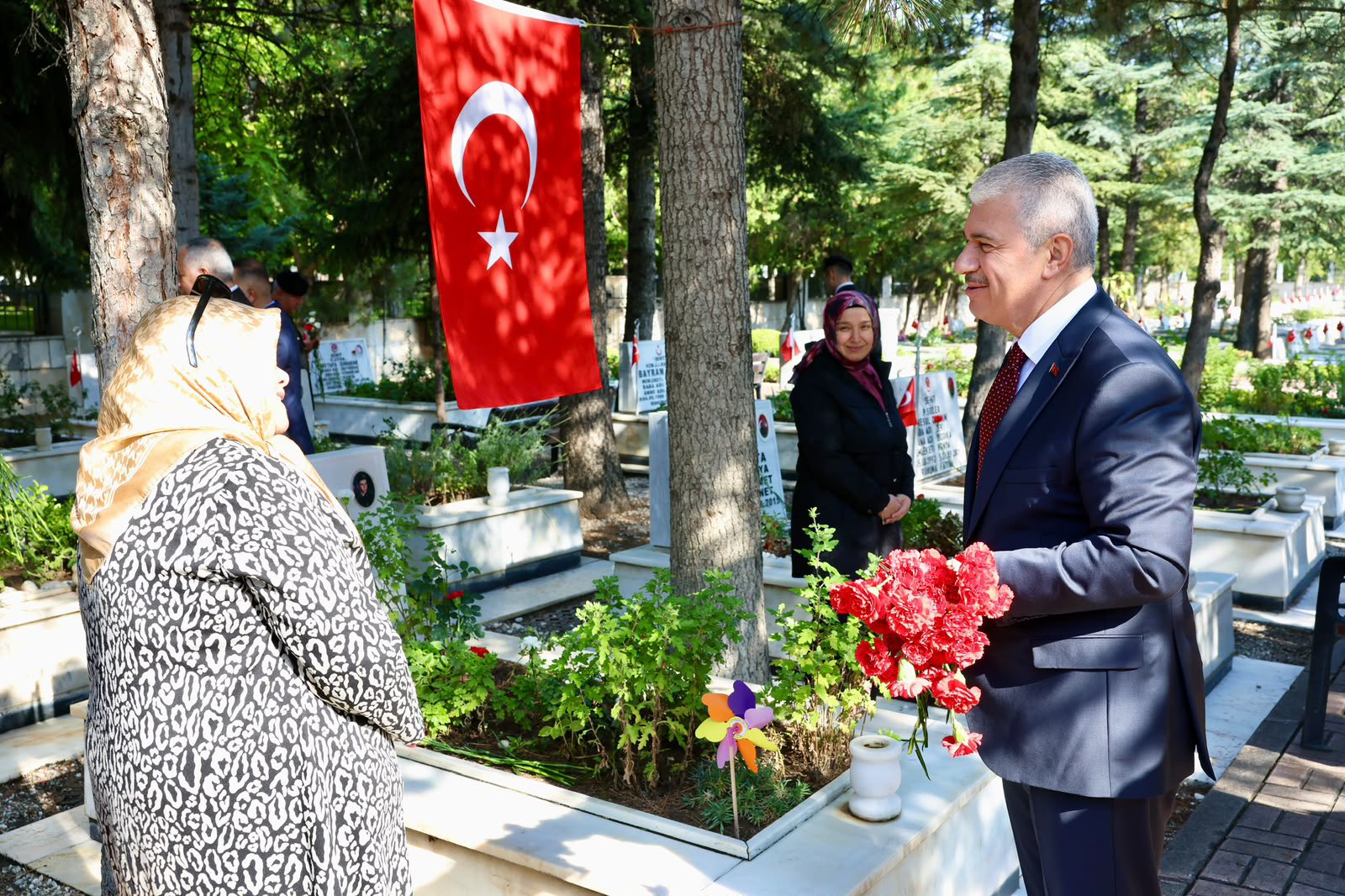 Şehitlik ziyaretinde dualar edildi