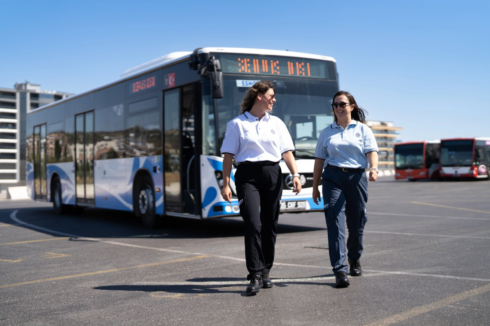 ESHOT şoförleri yeni görünümüyle İzmir yollarında