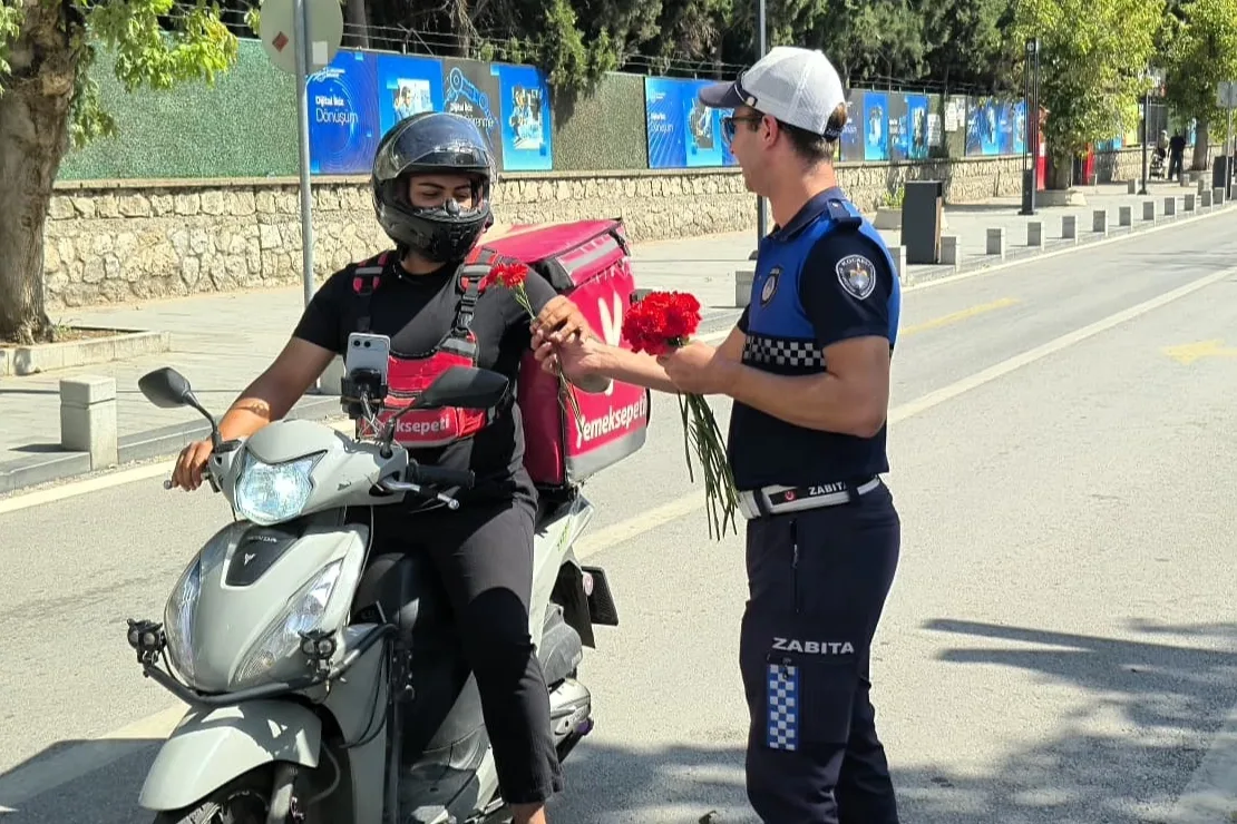 Zabıta Haftası'nda çiçek şöleni: Ekipler vatandaşla buluştu