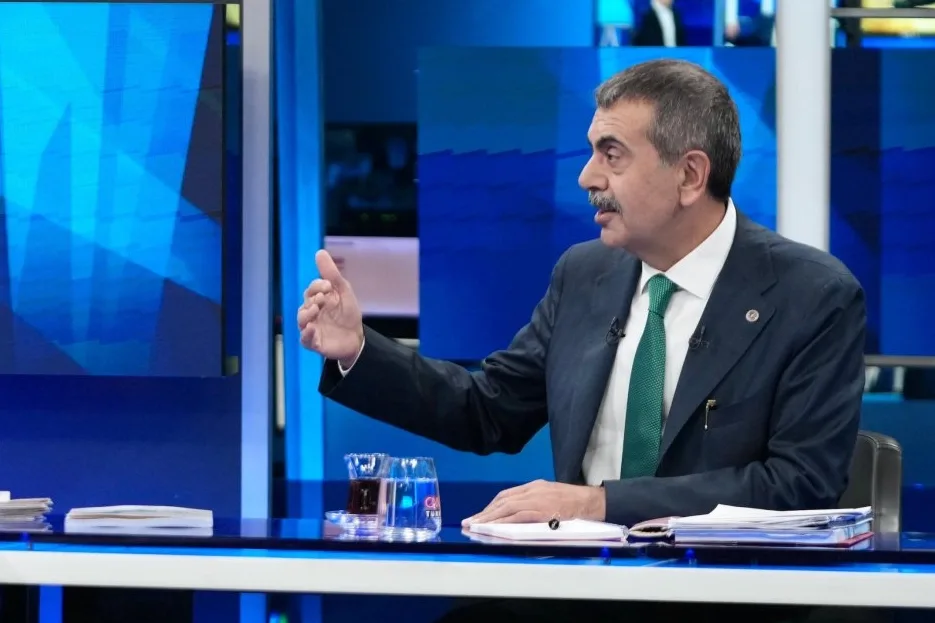 Bakan Tekin: Öğretmen kıyafetleri için önluk kararı