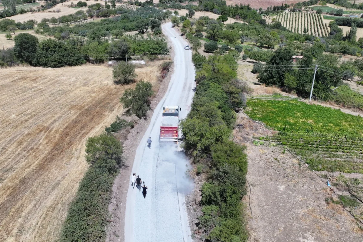 Manisa'da 27 yıl bekleyen yol asfaltlandı