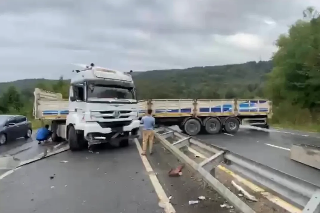 Düzce Akçakoca'da TIR makas attı, trafik durdu