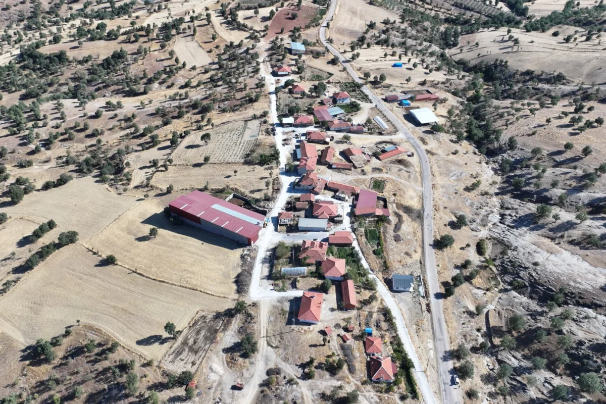 Selendi Gölbaşı’nda yollar ilk kez parke taşına kavuşuyor