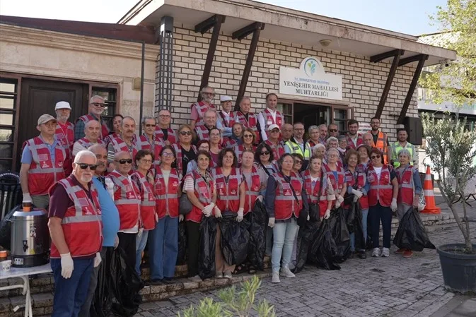 Denizli’de gençler ve büyükler el ele temizlik yaptı