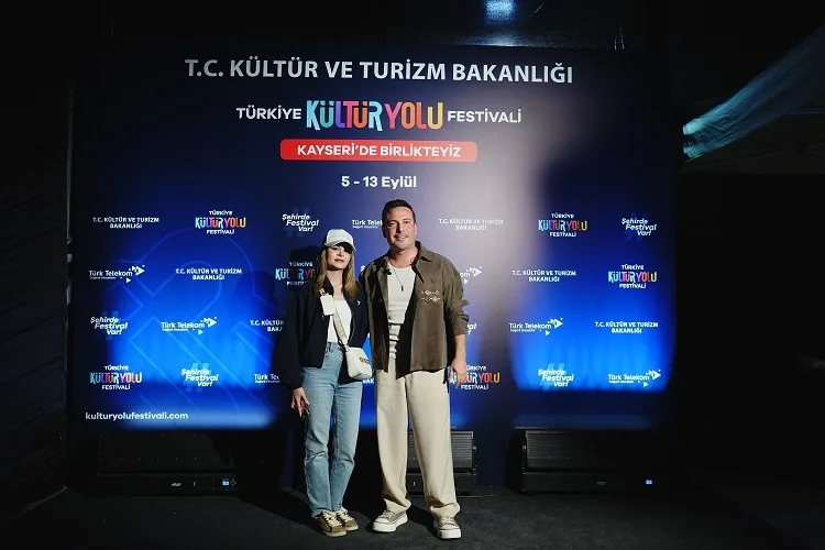 Oğuzhan Koç Kayseri'de hayranlarıyla buluştu, konser verdi