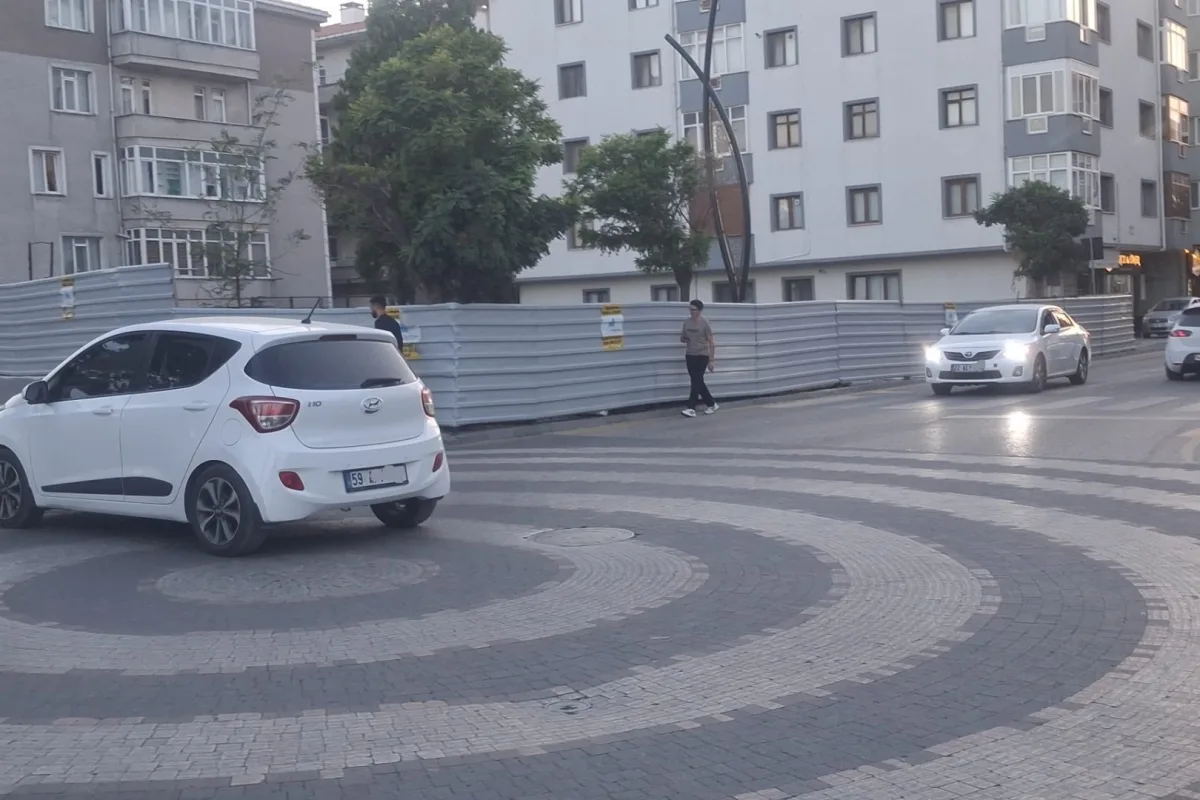 Keşan'da Hastane Caddesi'nde kaldırım kapalı: Yaşam tehlikesi