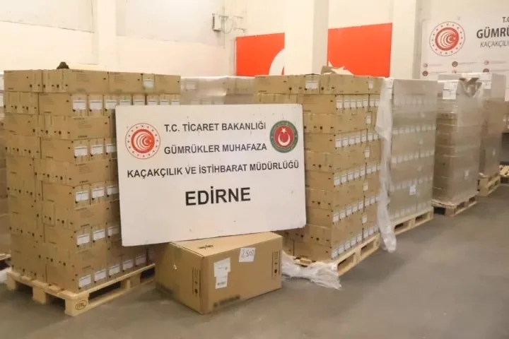 Kapıkule’de kaçakçılığa darbe! TIR’dan 80 bin adet kaçak serum ve infüzyon seti çıktı