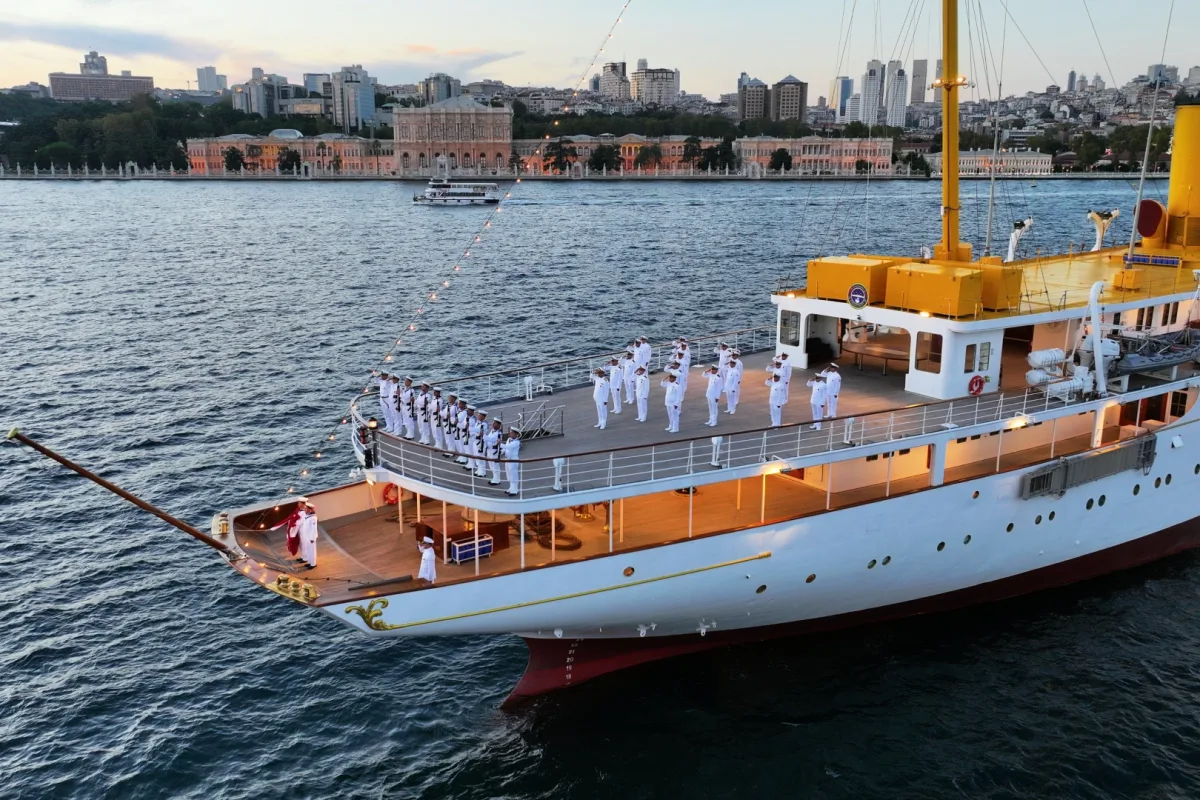 TCG Savarona, Dolmabahçe açıklarında iki gün demirledi