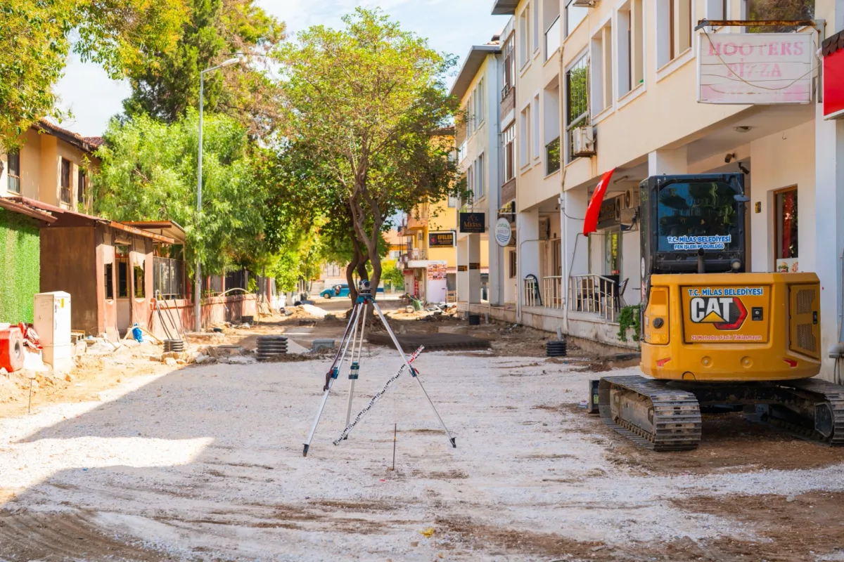 Milas'ta cadde ve sokaklar parke ile döşendi