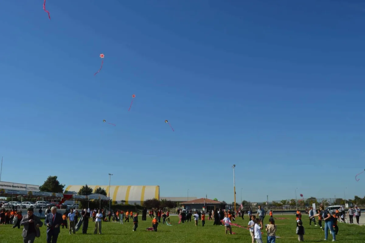 İpsala’da çocuklar gökyüzüne umut uçurdu