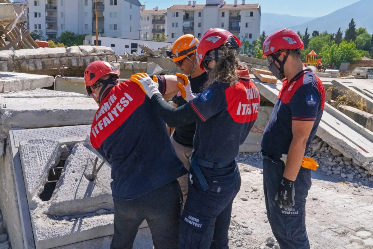 İzmir İtfaiyesi, Ağır Arama Kurtarma Eğitimini Tamamlıyor