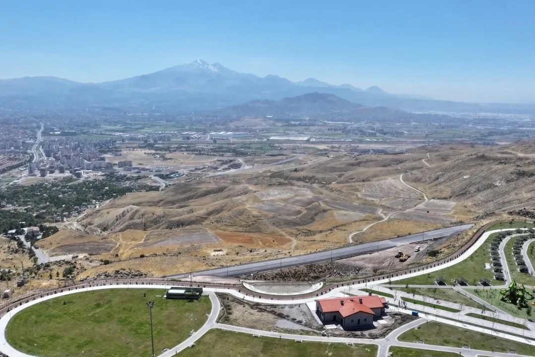 Kayseri'ye yeni simge: Erkilet'te 50 metrelik cam teras
