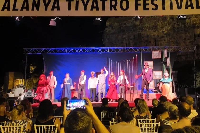 ‘Bir Şehnaz Oyun’ Alanya’da tiyatroseverlerle buluştu