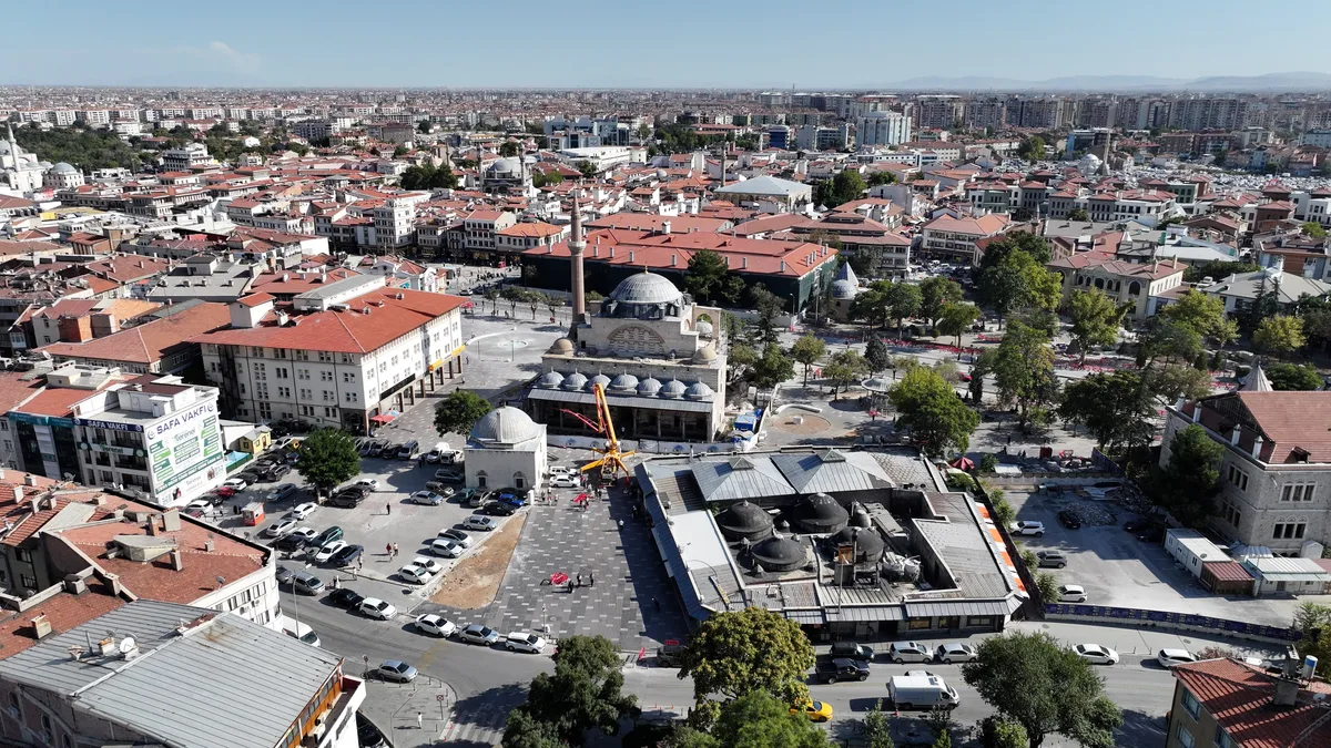 Konya'nın kalbi Mevlana Caddesi daha da güzelleşiyor