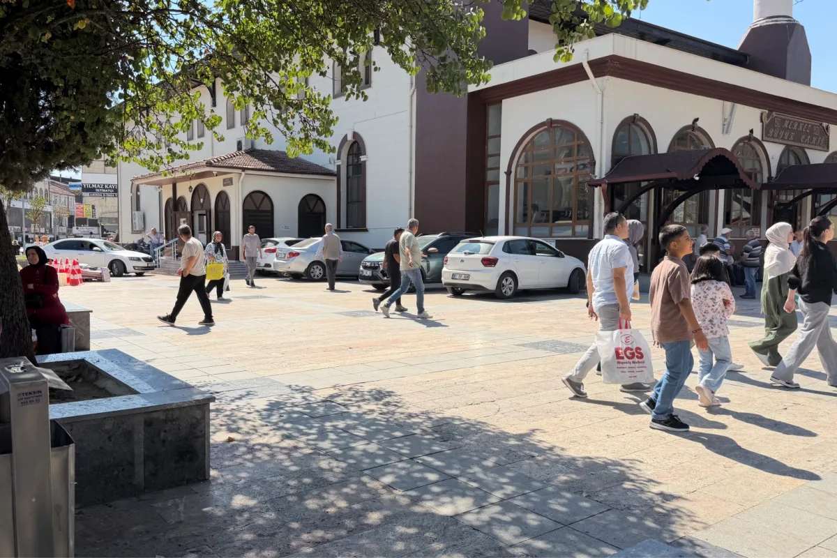 Düzce Merkez Camisi avlusunda park sorunu