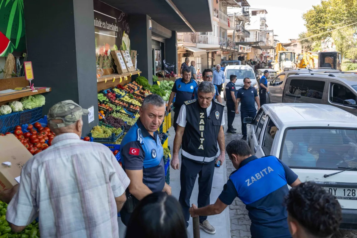 Bornova'da kaldırım işgaline operasyon: Tabelalar toplandı, cezalar verildi
