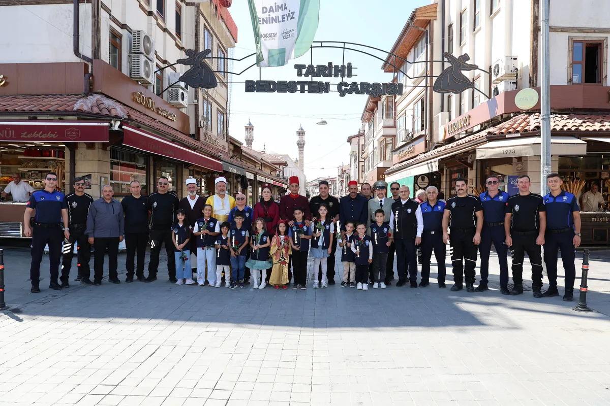 Konya'da Zabıta Haftası: Esnafa gül, çocukla ziyaret